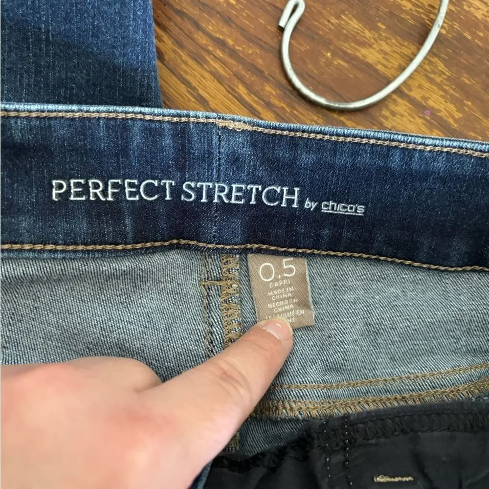 Chico's Perfect Stretch Dark Wash Denim Capri Jeans Size 0.5 23